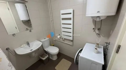 Manje kupatilo sa umivaonikom, WC šoljom, bojlerom i veš mašinom. - image 20