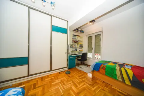 Dječija soba sa krevetom, velikim ugradnim plakarom i radnim stolom. - image 7