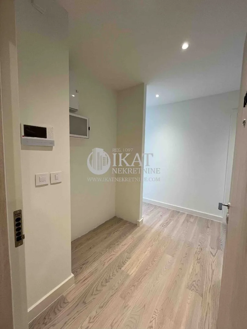 Izdavanje, trosoban stan, 111m², Savski Venac, Beograd