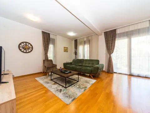 Izdavanje, dvosoban stan, 70m², Centar, Podgorica - image 1