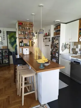 Kuhinja sa drvenim šankom i barskim stolicama. - image 16