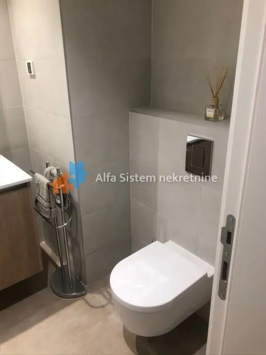 Modernly equipped bathroom with a wall-hung toilet and washbasin.
