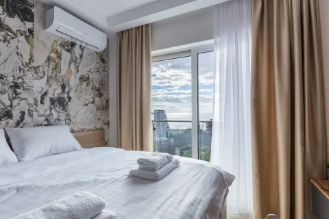 Spavaća soba sa bračnim krevetom i pogledom na more. - image 31