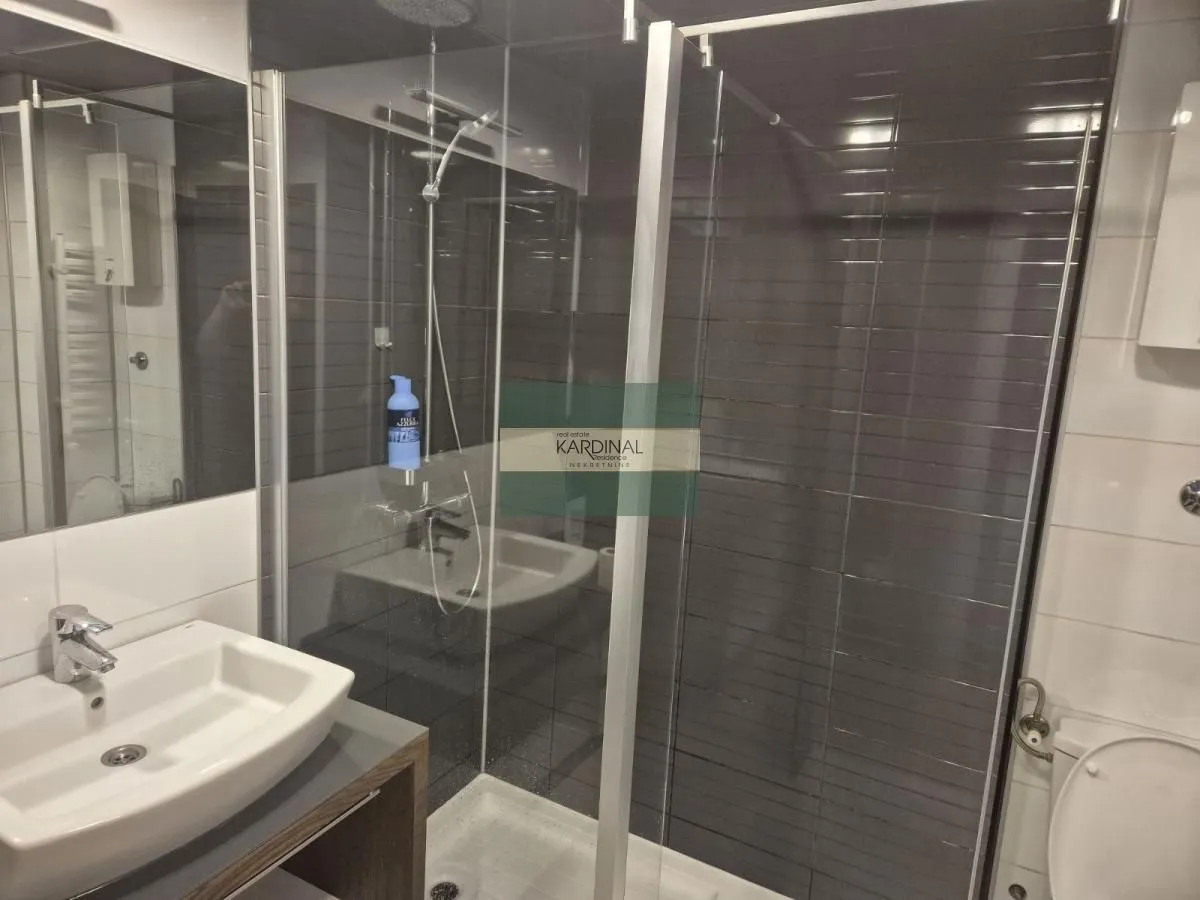 Izdavanje, dvosoban stan, 76m², Veliki park, Kragujevac