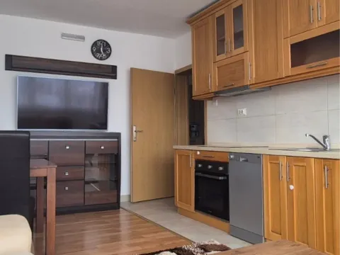 Izdavanje, jednosoban stan, 51m², Centar, Bar - image 1