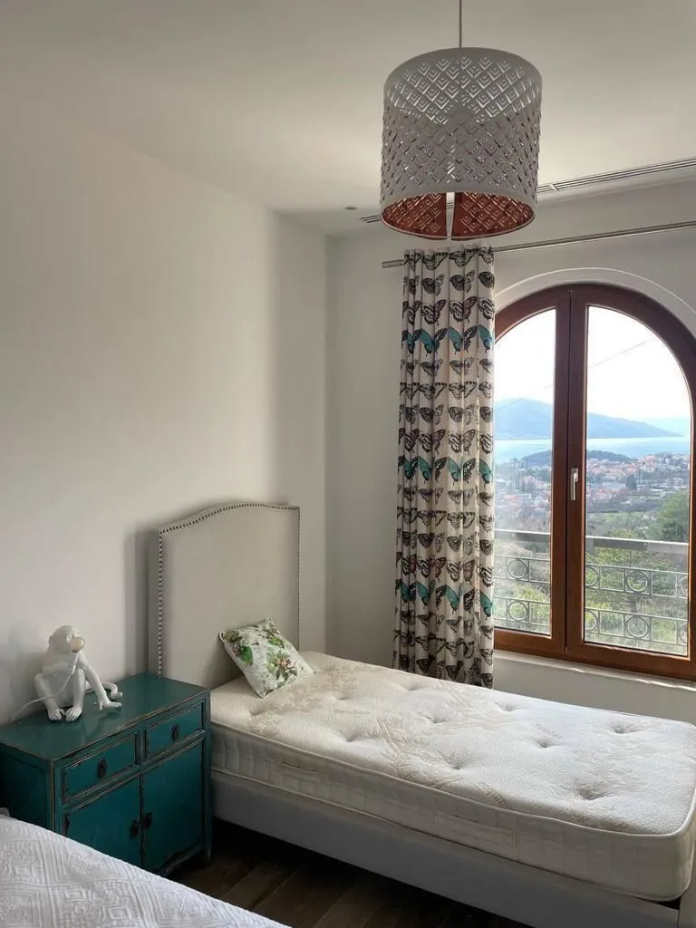 Izdavanje, kuća, 360m², Kavač, Kotor