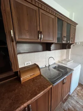 Kuhinjski elementi od drveta sa sudoperom i mašinom za veš. - image 7