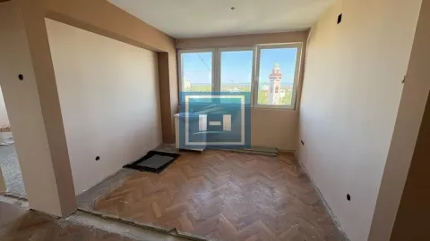Prazna soba sa parketom i pogledom kroz prozor. - image 3