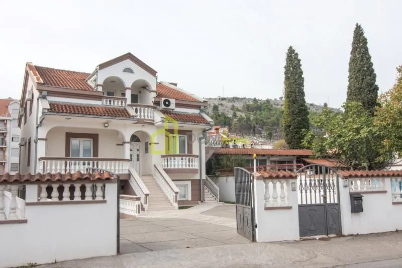 Izdavanje, kuća, 400m², Momišići, Podgorica