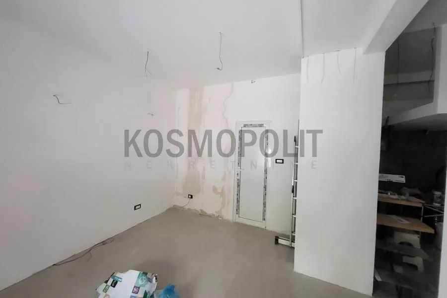 Prazna prostorija u toku renoviranja sa belim zidovima.