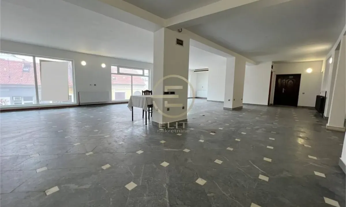 Izdavanje, poslovni prostor, 142m², Rotkvarija, Novi Sad Sve Podlokacije