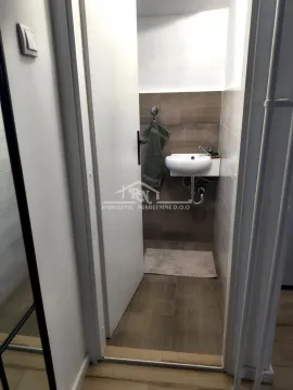 Manje kupatilo sa umivaonikom i pločicama u neutralnim tonovima. - image 4