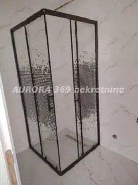 Tuš kabina sa staklenim paravanom i keramičkim pločicama na zidu. - image 5