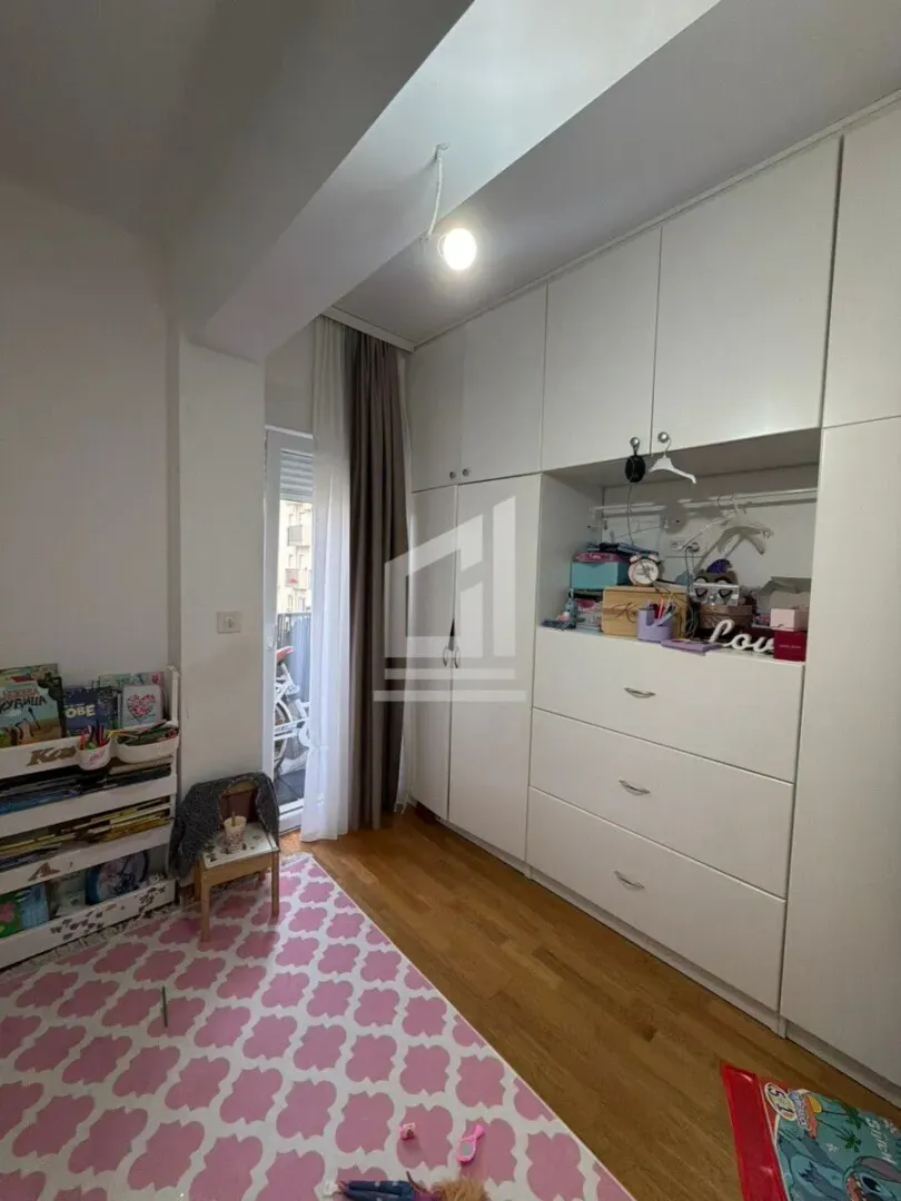 Dječja soba sa velikim ugradnim garderoberom i izlazom na terasu.