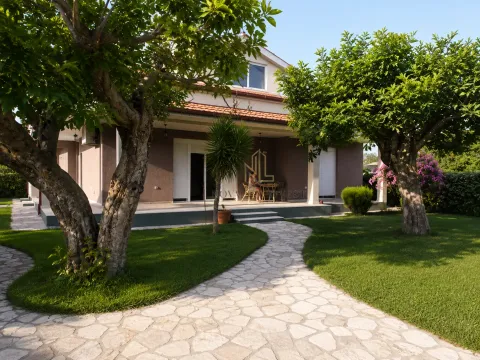 Rent, house, 180m², Tološi, Podgorica - image 1