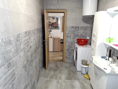 Moderne kupatilo sa sivim pločicama, veš mašinom i bijelim sanitarijama. - image 16