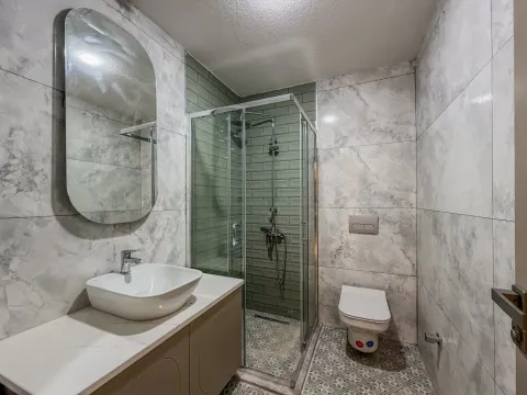 Moderne kupatilo sa tuš kabinom, umivaonikom i wc šoljom. - image 18
