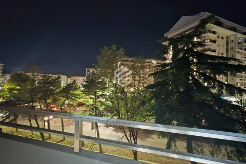 Pogled sa terase na osvijetljenu ulicu i okolne zgrade noću. - image 3
