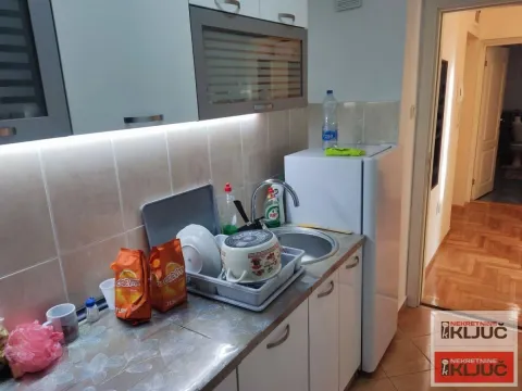Manja kuhinja sa sudoperom, elementima i frižiderom. - image 4