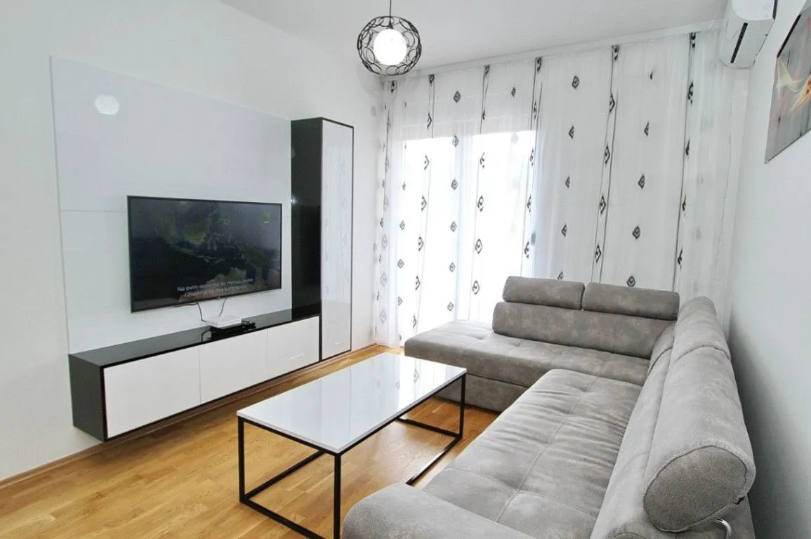 Izdavanje, jednosoban stan, 43m², Lazi, Budva