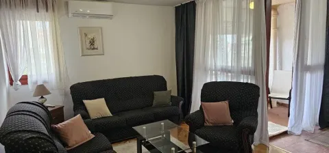 Dnevna soba sa garniturom za sjedenje i izlazom na terasu. - image 12