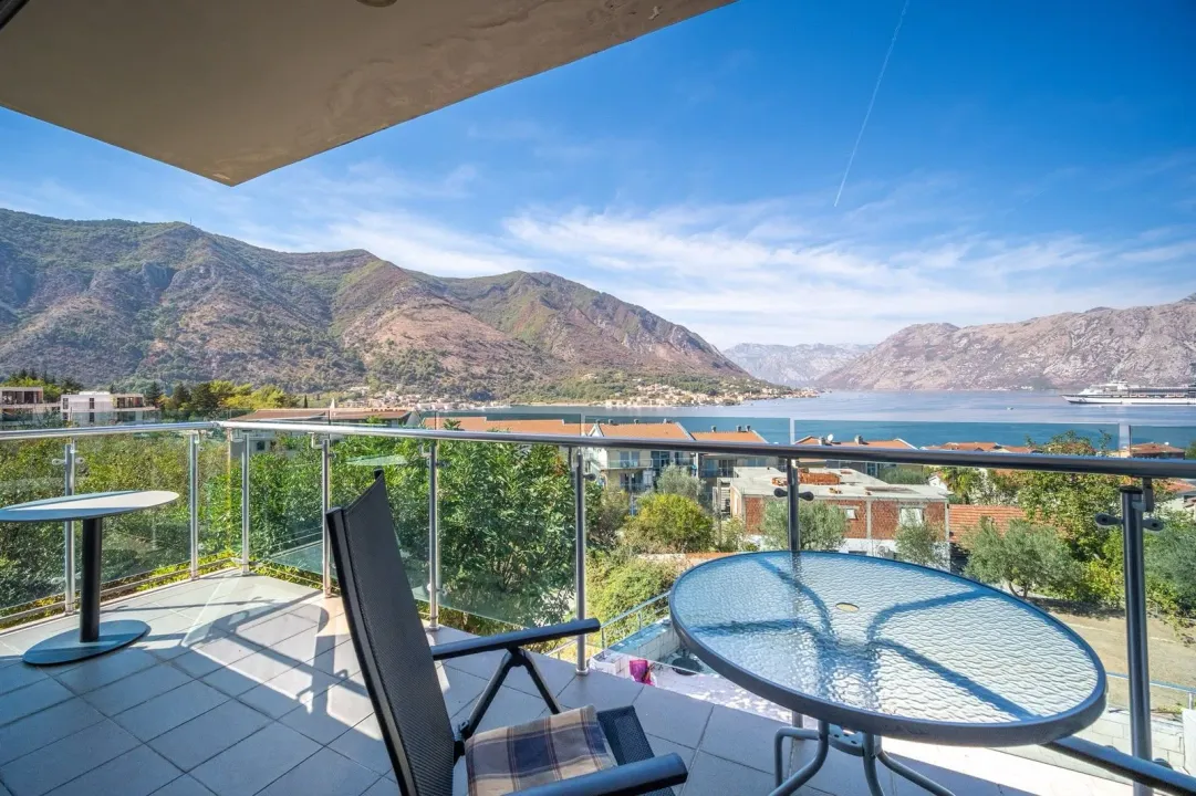 Sale, two bedroom apartment, 117m², Dobrota, Kotor