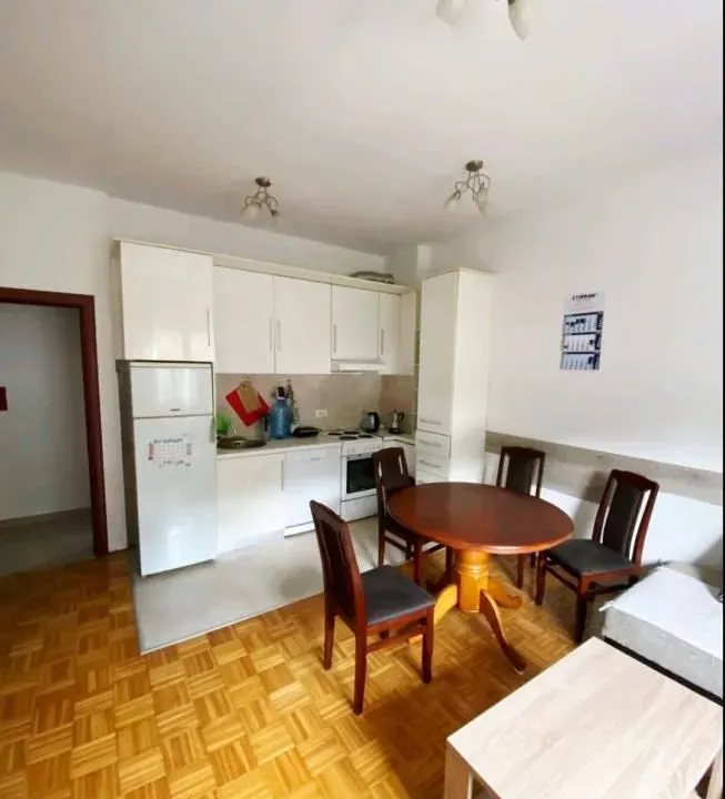 Izdavanje, jednosoban stan, 40m², Lazi, Budva