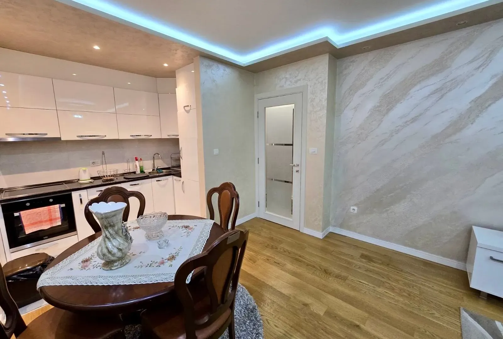 Izdavanje, jednosoban stan, 49m², Central Point, Podgorica