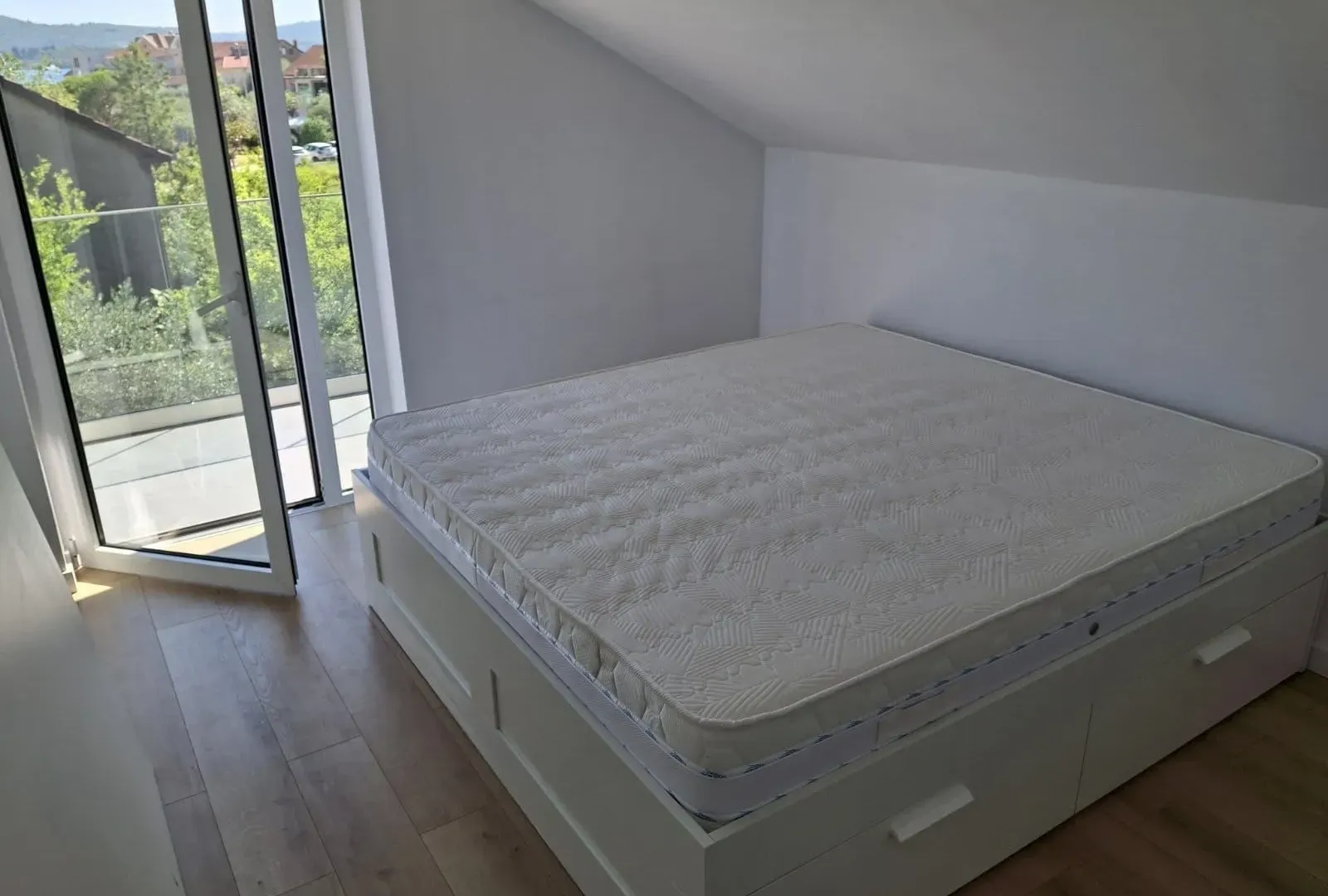 Izdavanje, dvosoban stan, 66m², Centar, Tivat