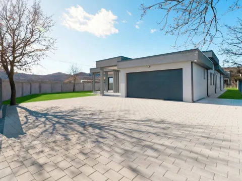 Izdavanje, kuća, 434m², Farmaci, Podgorica - image 3