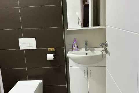 Manje kupatilo sa umivaonikom, ormarićem i toaletnom šoljom. - image 10