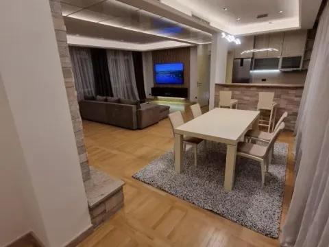 Izdavanje, četvorosoban stan, 150m², Savski Venac, Beograd - image 2