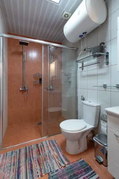 Kupatilo sa tuš kabinom, WC šoljom i bojlerom. - image 40