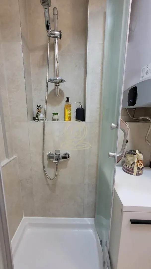 Tuš kabina sa ugradnom nišom i slavinom.