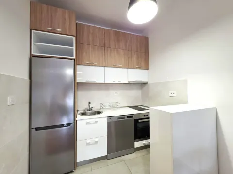 Moderna kuhinja sa drvenim i bijelim elementima i ugradnim aparatima. - image 6