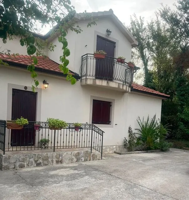 Izdavanje, kuća, 130m², Radanovići, Kotor