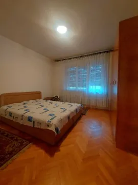 Spavaća soba sa bračnim krevetom, parketom i ormarom. - image 8