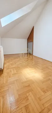 Prazna soba sa kosim krovom, parketom i krovnim prozorom. - image 10