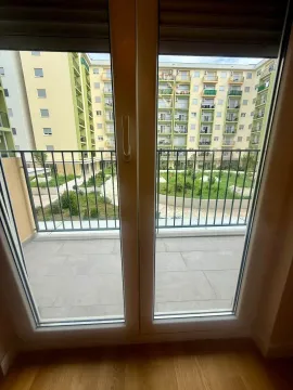 Pogled sa balkona na dvorište i okolne stambene zgrade. - image 9