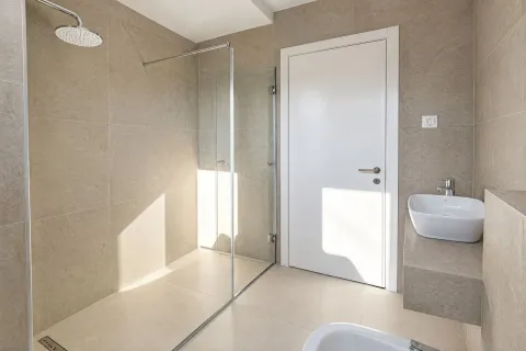 Moderne kupatilo sa tuš kabinom i umivaonikom. - image 10