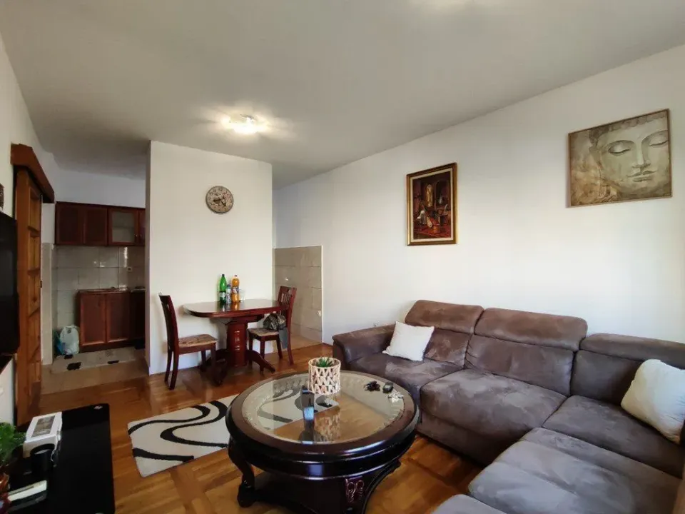 Izdavanje, dvosoban stan, 64m², Stari Aerodrom, Podgorica