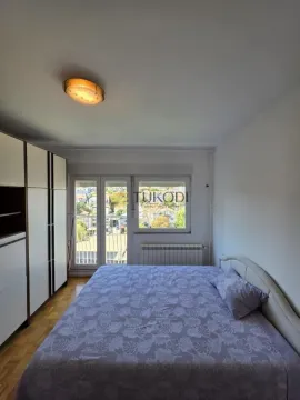 Spavaća soba sa bračnim krevetom, velikim plakarom i izlazom na terasu. - image 11