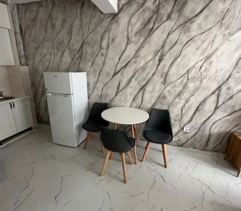 Izdavanje, jednosoban stan, 45m², Lazi, Budva