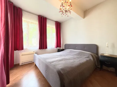 Prostrana spavaća soba sa bračnim krevetom, drvenim podom i crvenim zavjesama. - image 8