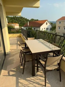 Spacious terrace with patio furniture and a view of the surroundings. - image 12