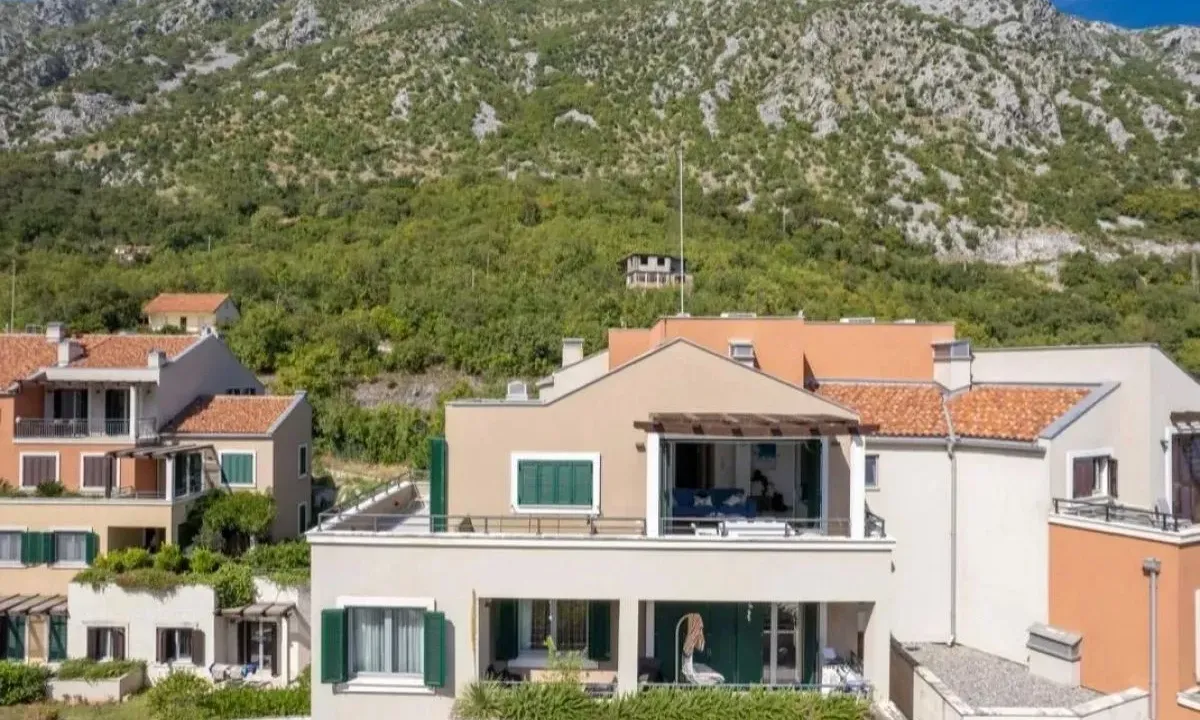 Prodaja, dvosoban stan, 90m², Morinj, Kotor
