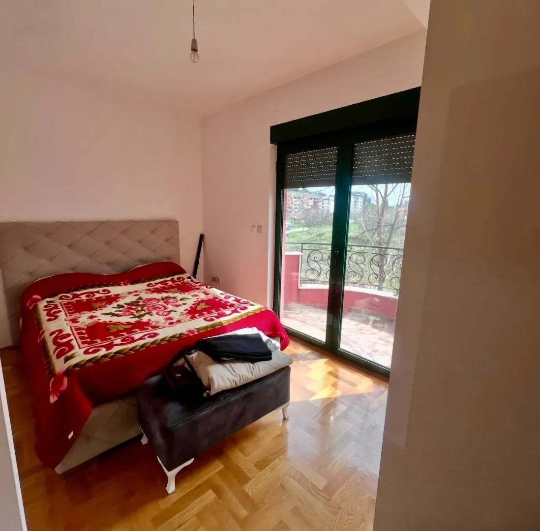 Bedroom with a double bed and access to the terrace.
