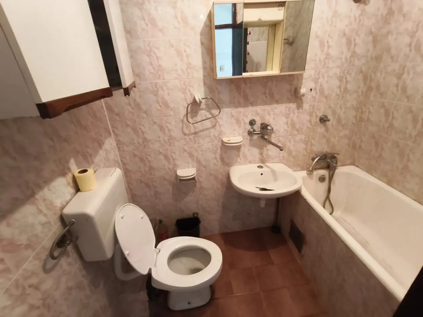 Kupatilo opremljeno kadom, umivaonikom, WC šoljom i zidnim elementima.