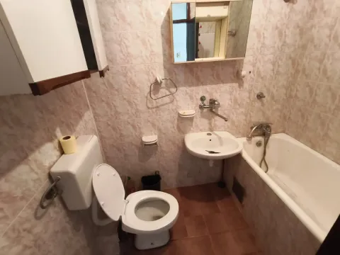 Kupatilo opremljeno kadom, umivaonikom, WC šoljom i zidnim elementima. - image 5