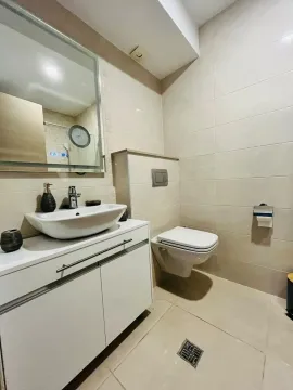 Moderne kupatilo sa umivaonikom, ormarićem i konzolnom šoljom. - image 9
